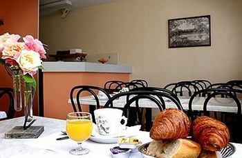 Hotel Logis Du Cygne 3*